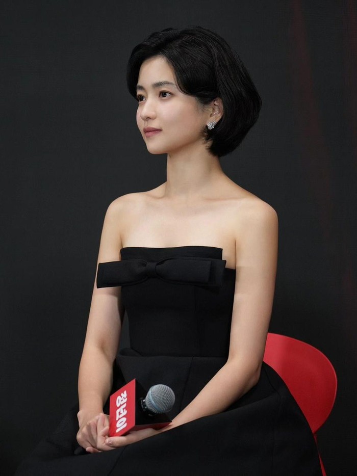 Dalam konferensi pers drama Jeongnyeon: The Star Is Born, Kim Tae Ri tampil anggun dan klasik dengan gaya rambut bob. Dengan menambah volume di bagian belakang, penampilan keseluruhan sang aktris terlihat lebih harmonis./ Foto: Instagram.com/management_mmm