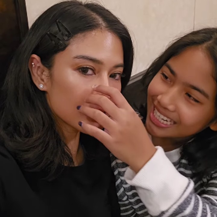 <p>Banyak netizen yang menyebut Ishana sangat berbakat mendandani sang Bunda. Tidak sedikit pula yang menyebut Dian sangat menawan usai didandani oleh Ishana. (Foto: Instagram: @therealdisastr)</p>