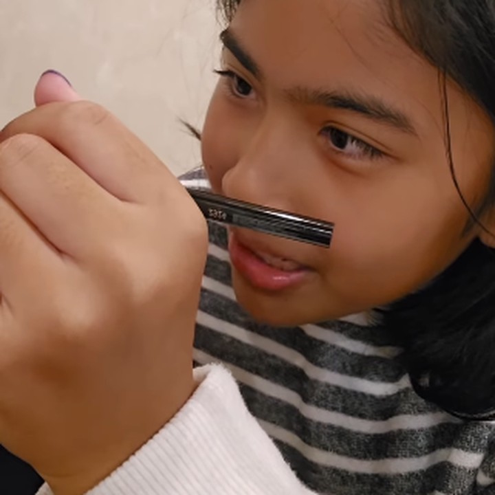 <p>Dalam unggahan berdurasi singkat itu terlihat Dian tengah didandani oleh sang putri menggunakan sebuah eye liner. Ternyata, Ishana tengah mencoba makeup bergaya Emo untuk sang Bunda. (Foto: Instagram: @therealdisastr)</p>