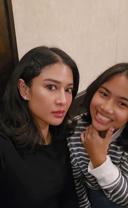 Bir ayol yalangoch erkakni tekshiradi Midjetlar bilan jinsiy aloqa porno videolar