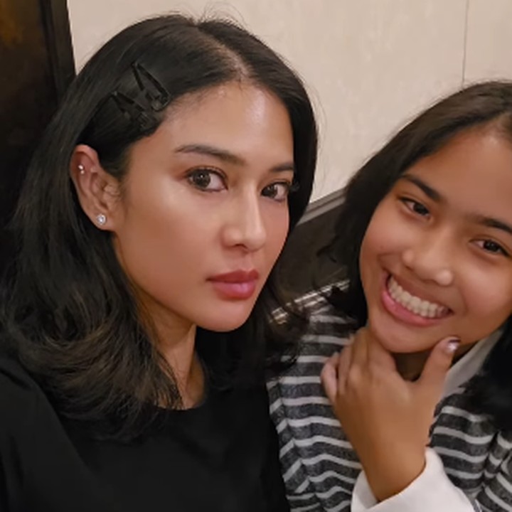<p>Dian sendiri terlihat sangat dekat dengan sang putri. Ia kerap mengabadikan momen kebersamaannya dengan Ishana mulai dari dandan bareng hingga berlibur. (Foto: Instagram: @therealdisastr)</p>
