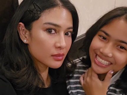 5 Potret Menggemaskan Dian Sastrowardoyo Didandani Sang Putri