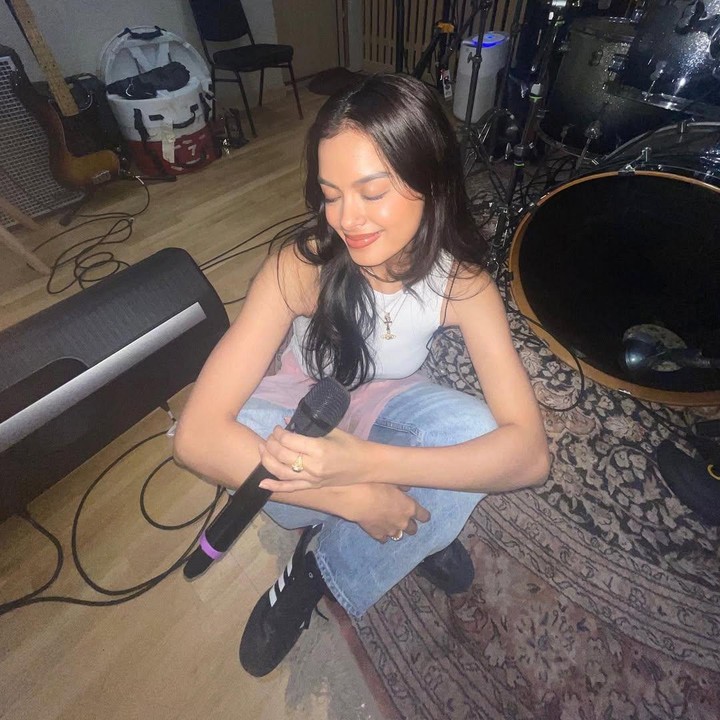 <p>Tak hanya itu, ia pun sering mengenakan celana jeans saat latihan bernyanyi. Kali ini, celana jeansnya dipadukan dengan <em>t-shirt</em> berwarna putih. (Foto: Instagram@evacelia)</p>