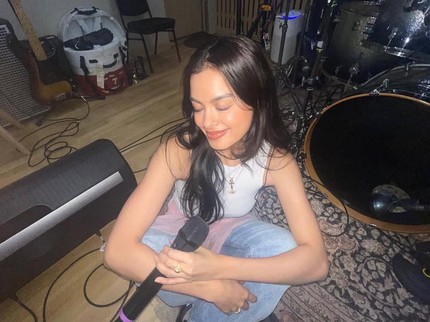 5 Potret OOTD Eva Celia Padu Padan Celana Jeans, Stylish dan Kasual