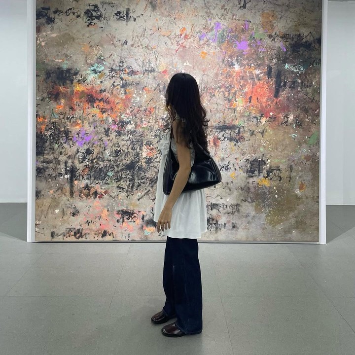 <p>Nama Eva secara luas dikenal publik karena kemampuannya dalam berakting dan bernyanyi. Namun, bukan hanya itu, ia pun sering mencuri perhatian lewat penampilannya dalam berpakaian. (Foto: Instagram@evacelia)</p>