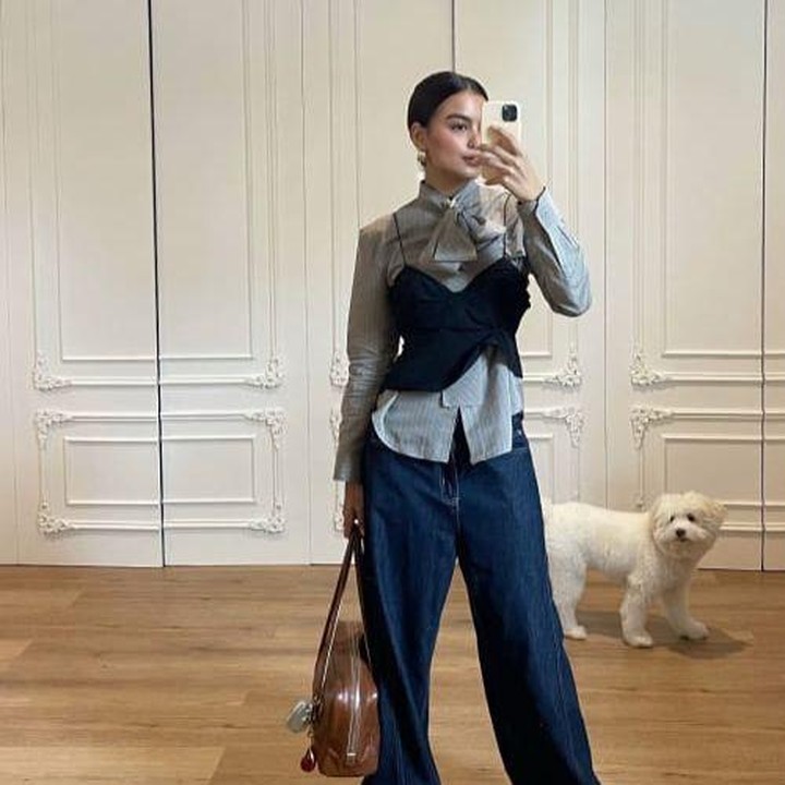 <p>Beberapa artis mengabadikan<em> outfit out the day</em> (OOTD) mereka di media sosial dan menjadi inspirasi banyak orang. Salah satunya, Eva Celia yang kerap membagikan outif sehari-hari. Ia dinilai memiliki penampilan <em>stylish</em> dan kasual. (Foto: Instagram@evacelia)</p>
