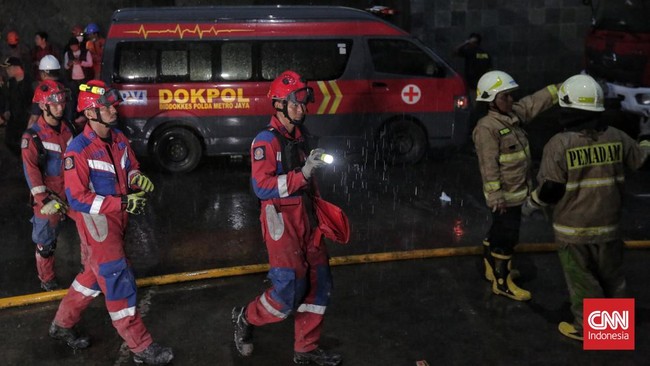 Kebakaran melanda sebuah rumah di Kompleks Hankam, Jalan Kecapi, Jakarta Timur, Senin (30/6). Insiden ini menyebabkan pria berinisial K (75) meninggal dunia.