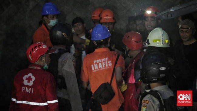 Puslabfor Polri tengah memeriksa sampel debu hingga kabel untuk mengusut penyebab kebakaran Glodok Plaza di Tamansari, Jakarta Barat.