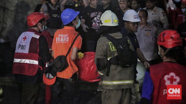 Jumlah korban yang ditemukan meninggal dunia akibat kebakaran di Glodok Plaza, Tamansari, Jakarta Barat bertambah menjadi tujuh orang.