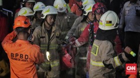 FOTO: Damkar Kembali Temukan 2 Korban Kebakaran Glodok Plaza