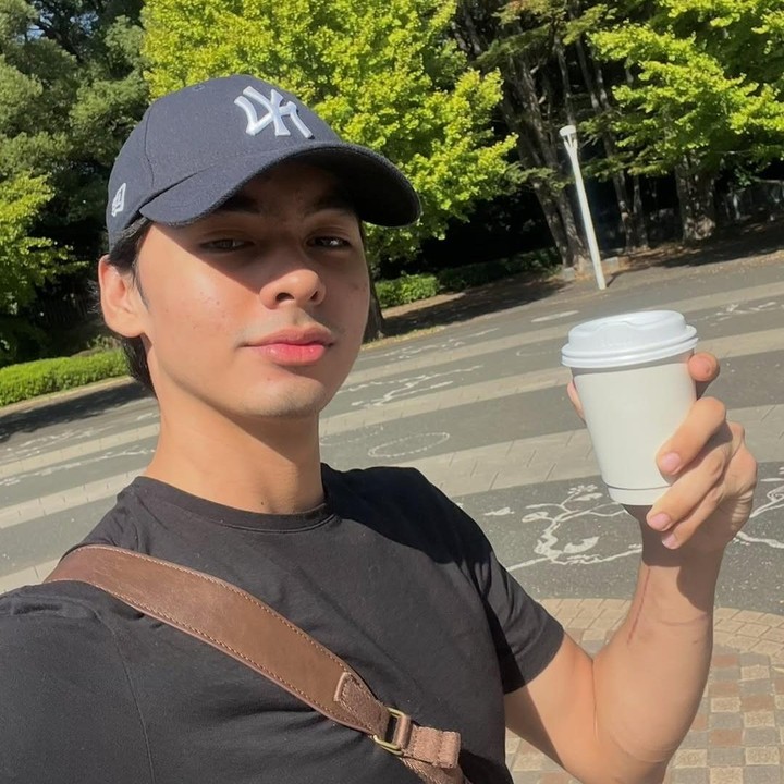 <p>Pria yang lahir pada 11 April 2005 ini memulai karier-nya sebagai seorang presenter program musik salah satu TV swasta. Ia juga tergabung dalam klu basket Garuda Acalapati. (Foto: Instagram: @fattsyach)</p>