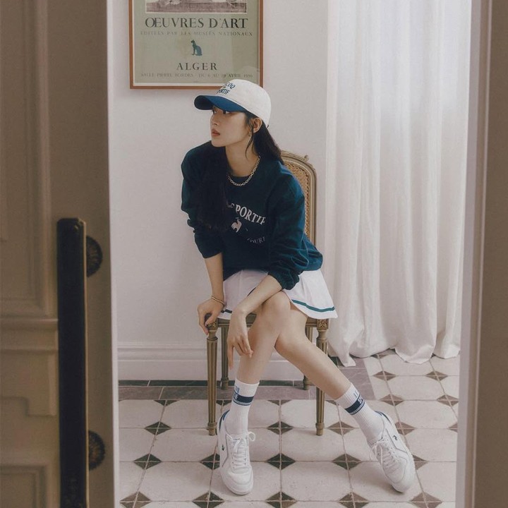 <p>Pada potret ini, Moon Ga Young tampil menawan dengan outfit dua warna yang ia terapkan. Ia mengombinasikan kaus berwarna navy dengan rok putih bergaris navy pula. Warna topi hingga sepatunya pun dibuat selaras dengan busananya. (Foto: Instagram @m_kayoung)</p>