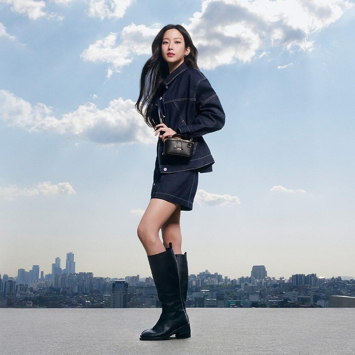 <p>Moon Ga Young menggunakan setelan denim yang stylish dan simpel untuk dicoba. Penampilan pemeran Lim Ju Gyeong dalam drakor <em>True Beauty</em> ini semakin <em>chic</em> berkat <em>boots</em> panjang dan tas hitam yang ia gunakan. (Foto: Instagram @tumitravel)</p>