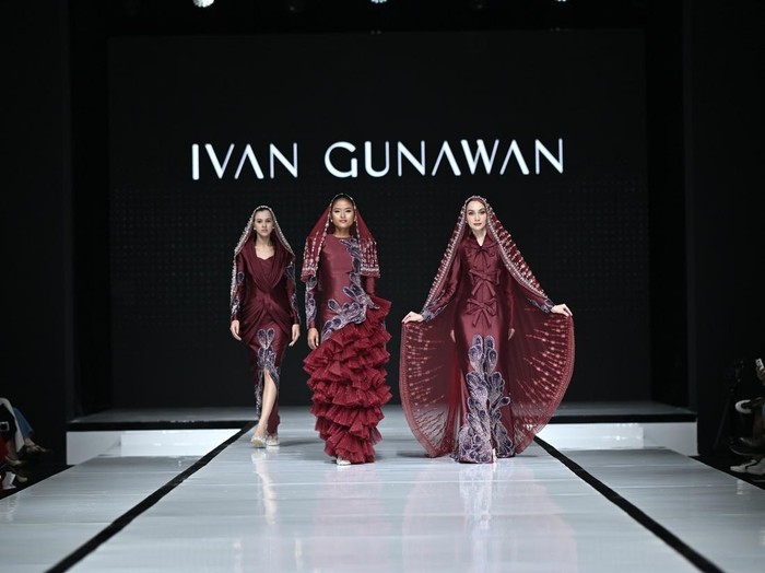 Ivan mengusulkan tema warna maroon yang melambangkan keberanian, kemewahan, dan kesatuan untuk menciptakan harmoni dalam koleksi Raya yang ditampilkan secara kolektif di show IFDC. Masing-masing desainer sukses menampilkan 2 signature look tanpa menghilangkan DNA desain mereka dan unsur budaya Indonesia/ Foto: Dok. Garis Poetih