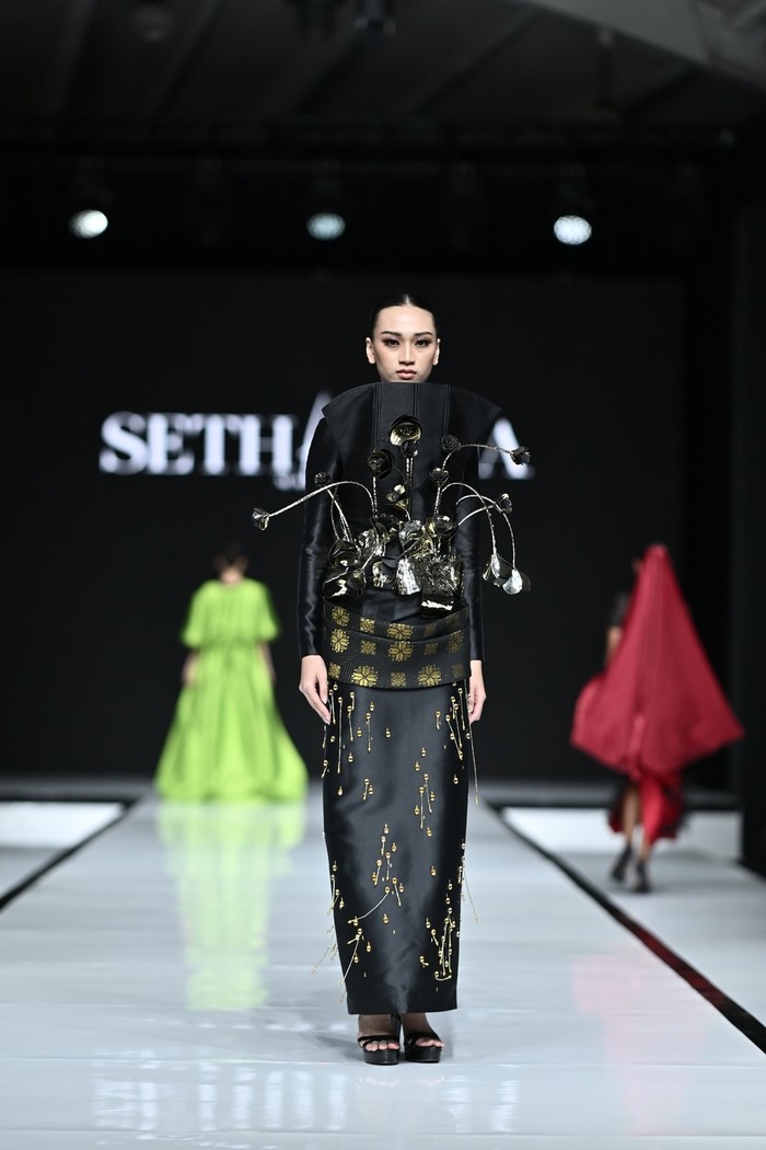 Untuk peragaan busana di Jakarta ini, SETH&LUNA mempersembahkan koleksi