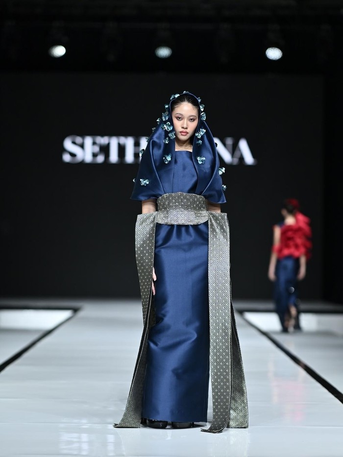 Fashion show oleh IFDC pada upacara pembukaan dilanjutkan dengan pagelaran oleh SETH&LUNA, jenama asal Malaysia yang dikenal akan kreasi elegan dan inovatif/ Foto: Dok. Garis Poetih