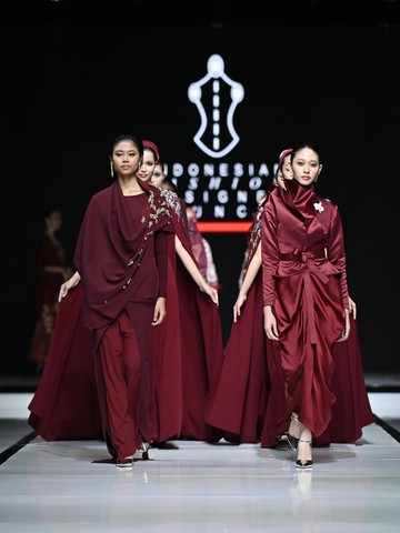Semarak Koleksi Raya oleh Desainer Indonesia & Malaysia di Opening Garis Poetih 2025
