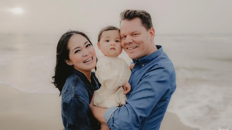 Gracia Indri dan Suami Bule