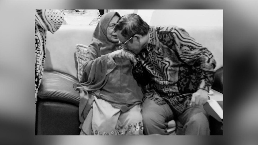 Ibu Mantan Menko Polhukam Mahfud Md, Siti Khadijah, meninggal dunia di usia 94 tahun. Disebutkan Siti meninggal karena sakit.