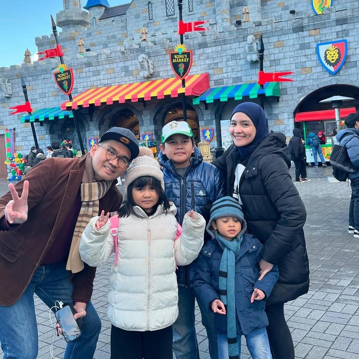 <p>Selain menikmati hamparan salju, Intan dan keluarga juga menyempatkan waktu untuk berkunjung ke taman hiburan Legoland Japan di Nagoya. Seru banget ya, Bunda. (Foto: Instagram: @intan_nuraini23)</p>