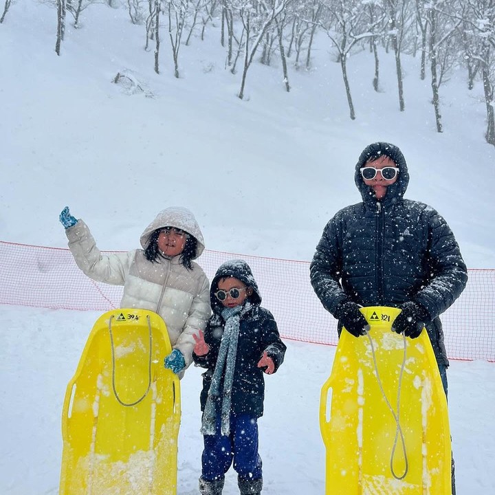 <p>Momen ini dibagikan langsung oleh Intan melalui laman Instagram-nya. Terlihat ia beserta suami dan ketiga anaknya sangat senang kala bermain salju di Gala Yuzawa. (Foto: Instagram: @intan_nuraini23)</p>