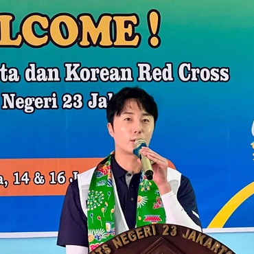 Heboh Aktor Jung Il Woo Mendadak Muncul di Sekolah MTs Indonesia