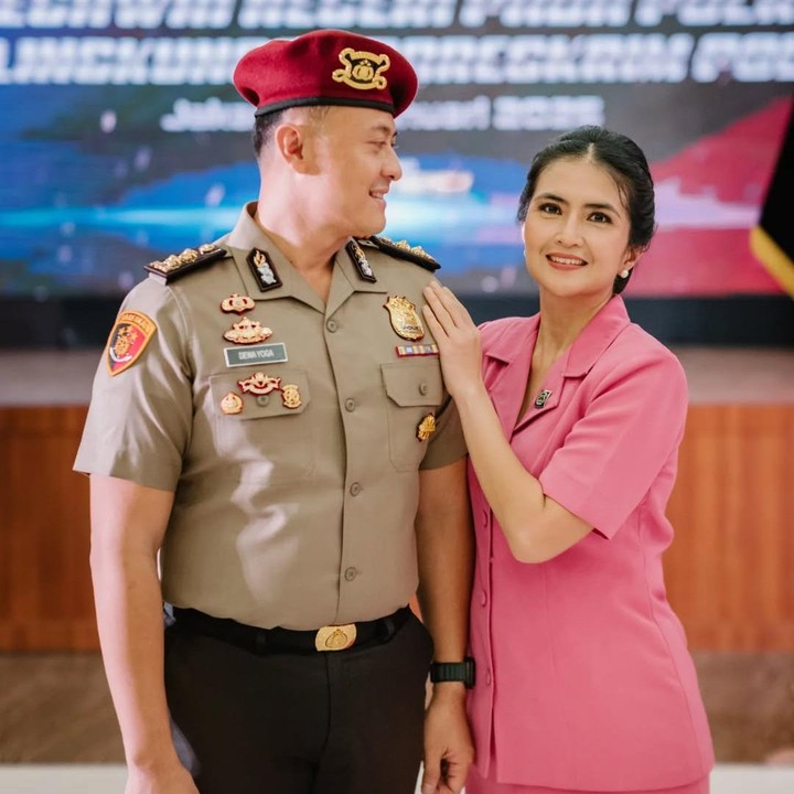 <p>Bunda masih ingat dengan pemain FTV yang satu ini? Lama tak muncul di layar kaca, Kadek Devi tengah menikmati perannya sebagai Bunda tiga anak dan kini menjadi ibu Bhayangkari. Ia diketahui menikah dengan seorang polisi bernama Dewa Yoga pada 2015. (Foto: Instagram@kddevie)</p>