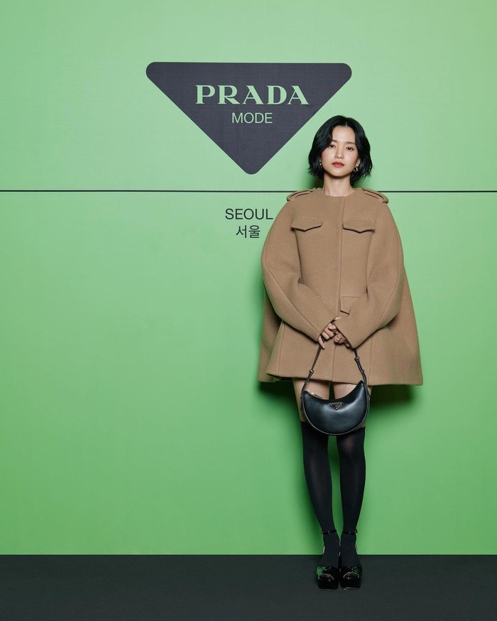 Kala menghadiri event Prada, Kim Tae Ri tampil anggun dengan gaya rambut wavy bob. Dipadu dengan mantel cokelat dan knee high stocking, penampilan Kim Tae Ri tampak mewah dan 'mahal'./ Foto: Instagram.com/management_mmm