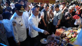 Menko Zulhas Pastikan Harga Bapok Murah dan Stabil di Makassar
