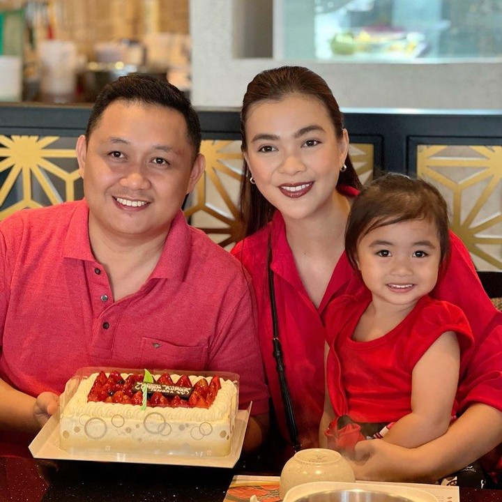<p>Puteri Indonesia, Kezia Roslin Cikita Warouw menikah dengan pria bernama Christian Rantepadang pada 2 September 2018. Sang suami diketahui berprofesi sebagai perwira polisi, Bunda. Kini, Kezia pun dikenal sebagai ibu Bhayangkari. (Foto: Instagram@keziawarouw)</p>