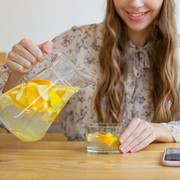 6 Manfaat Minum Air Lemon Hangat Setiap Pagi, Tak Cuma Turunkan Berat Badan!