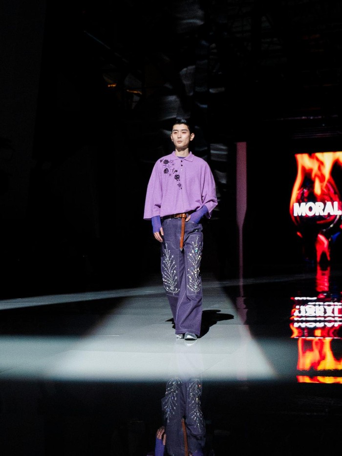 Rona netral mendominasi rancangan timeless dan modern, contohnya warna beige yang membawa arti ketenangan dan keteguhan. Semburat warna vibrant, seperti ungu dan kuning memberi sentuhan ceria pada keseluruhan koleksi/Foto: Dok. MORAL/Stephen Tanius