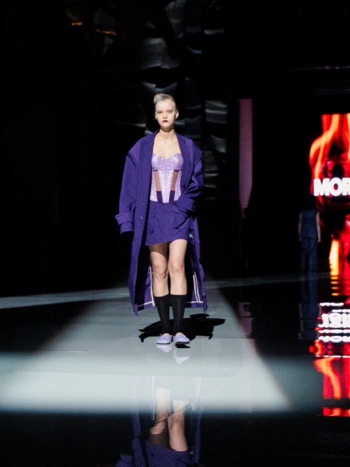 Makna kekuatan cinta itu hadir dalam 22 looks busana unisex yang ditampilkan/ Foto: Dok. MORAL/Stephen Tanius