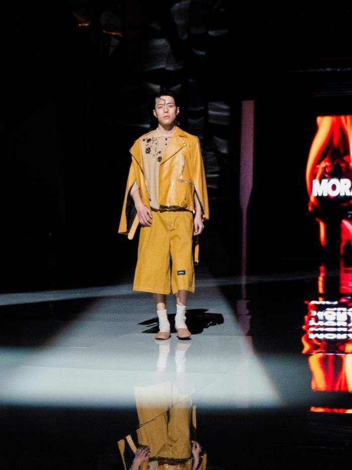 Selain itu, ada pula eksplorasi denim dan genuine leather dari Italia digunakan untuk membentuk luaran yang kokoh, embellishment berupa kristal Swarovski disusun menggunakan tangan membentuk motif mawar, sehingga melambangkan harmoni antara maskulinitas dan feminitas/ Foto: Dok. MORAL/Stephen Tanius