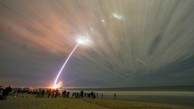 FOTO: Peluncuran Perdana Roket Blue Origin New Glenn