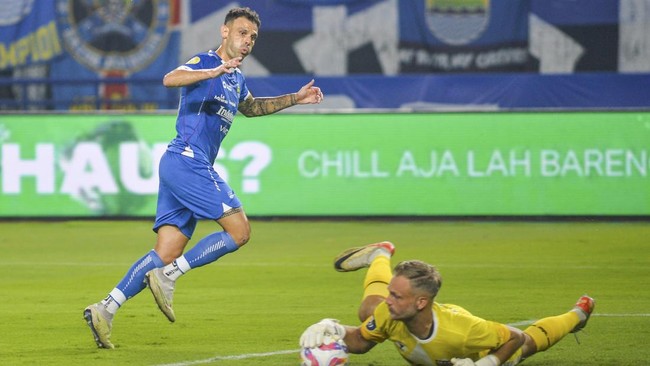 Pelatih Persib Bandung Bojan Hodak frustrasi melihat penampilan apik kiper Dewa United Sonny Stevens saat mengalahkan timnya pada lanjutan Liga 1.