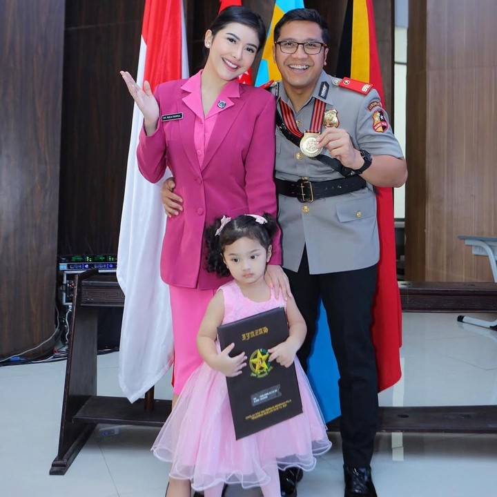 <p>Rica Andriani menikah dengan Kompol Fahrul Sudiana pada Maret 2020. Tak lagi aktif di dunia hiburan, kini Rica menikmati perannya sebagai Bunda satu anak sekaligus ibu Bhayangkari yang selalu mendampingi sang suami. (Foto: Instagram@ricaandriani)</p>