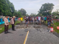 Pria di Seram Bagian Barat Tewas Ditikam, Keluarga Blokade Jalan