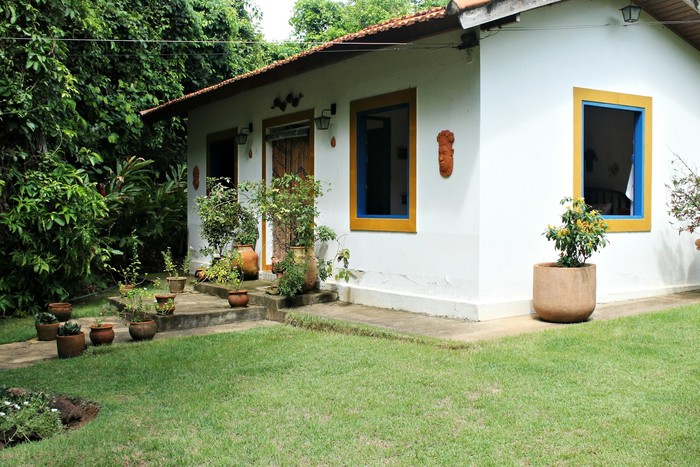 Taman depan rumah sederhana dan minimalis.