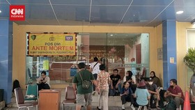VIDEO: Keluarga Jenazah Kebakaran Glodok Plaza Serahkan Data Antmortem