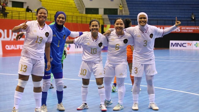 Timnas Futsal Putri Indonesia lolos ke Piala Asia Futsal Putri 2025 usai menggulung India dengan skor meyakinkan 6-0.