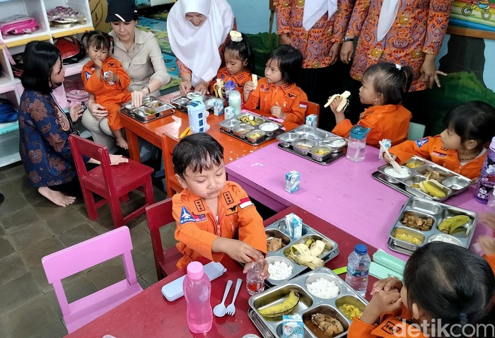 Wamen PPPA Veronica Tan tinjau pembagian MBG di Malang