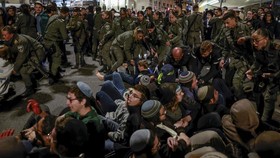 FOTO: Warga Israel Blokir Jalan Tolak Kesepakatan Gencatan Senjata
