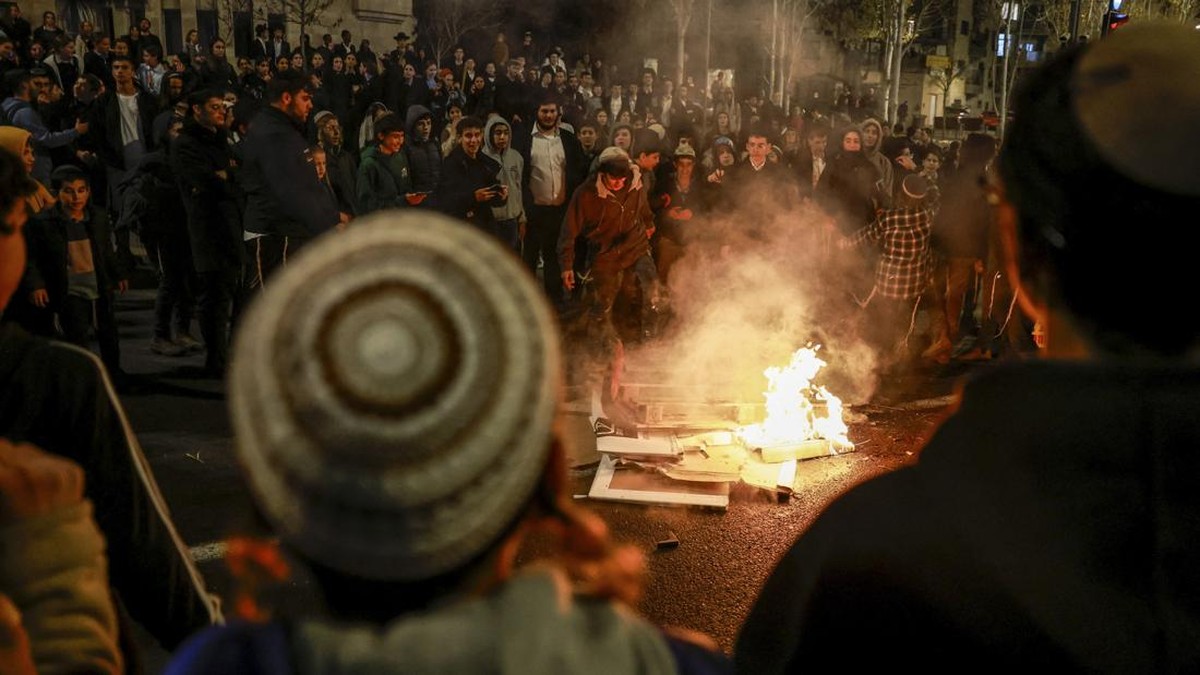 FOTO: Warga Israel Blokir Jalan Tolak Kesepakatan Gencatan Senjata