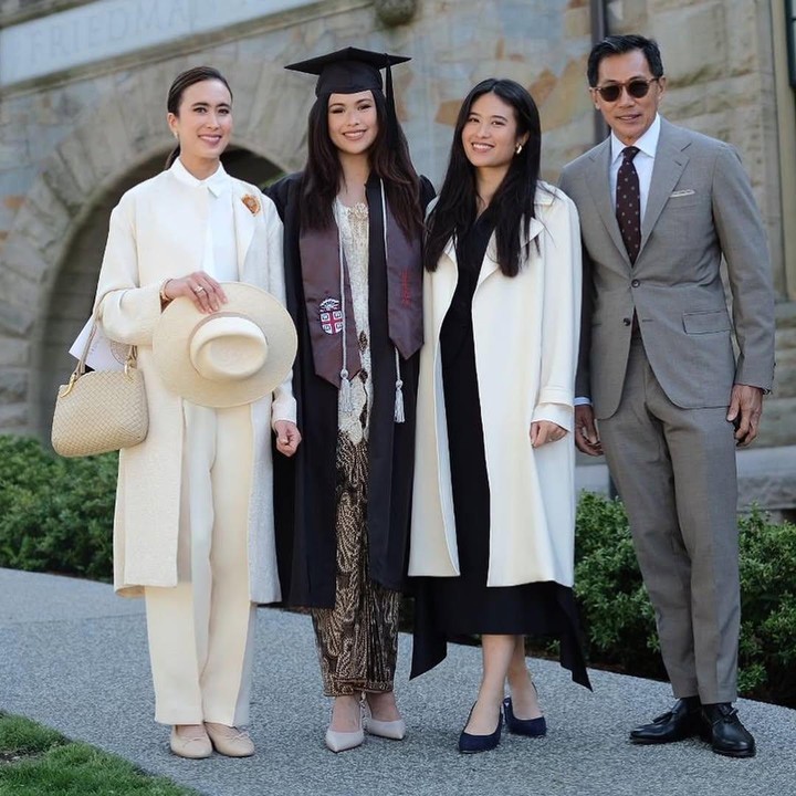 <p>Di luar urusan pekerjaan, Widiyanti juga selalu tampil <em>stylish</em> dan modis lho. Misalnya saat menghadiri acara wisuda putri bungsunya beberapa waktu lalu, Widiyanti tampak mengenakan baju bernuansa warna <em>ivory</em> yang dipadukan dengan bros bunga berwarna emas. Istri pengusaha Wishnu Wardhana ini menyempurnakan penampilannya dengan topi fedora yang warnanya juga senada dengan baju, tas, dan sepatu. (Foto: Instagram @widi.wardhana)</p>
