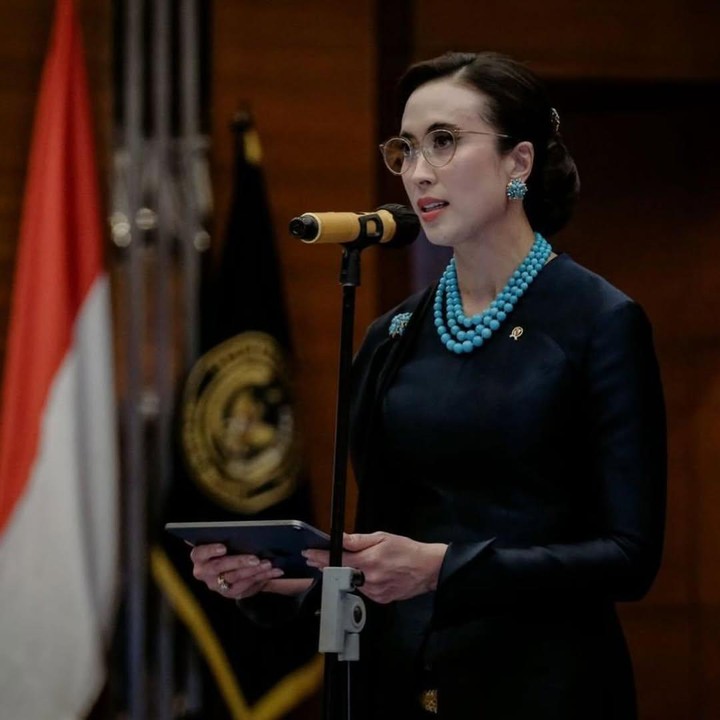 <p>Dalam acara formal belum lama ini, Widiyanti terlihat mengenakan setelan pakaian berwarna hitam. Ia lantas memadukan fashion-nya ini dengan aksesoris kalung beads biru muda dan anting dengan warna senada. (Foto: Instagram @widi.wardhana)</p>