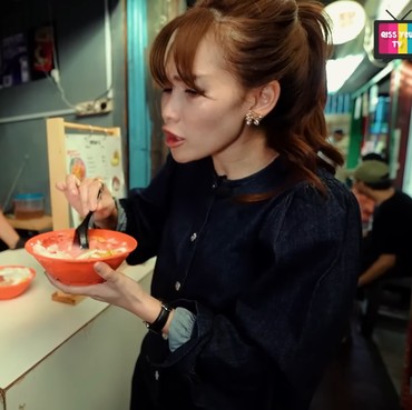 Begini Sikap Ayu Ting Ting Saat Pedagang UMKM Blok M Minta Tolong Review Makanan