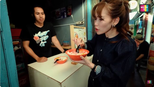 Begini Sikap Ayu Ting Ting Saat Pedagang UMKM Blok M Minta Tolong Review Makanan