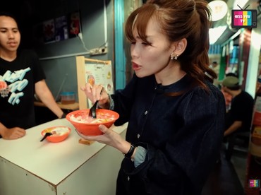 img-title Begini Sikap Ayu Ting Ting Saat Pedagang UMKM Blok M Minta Tolong Review Makanan