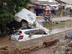 Ngeri! Warga Bandar Lampung Bertaruh Nyawa Saat Terseret Banjir dalam Mobil